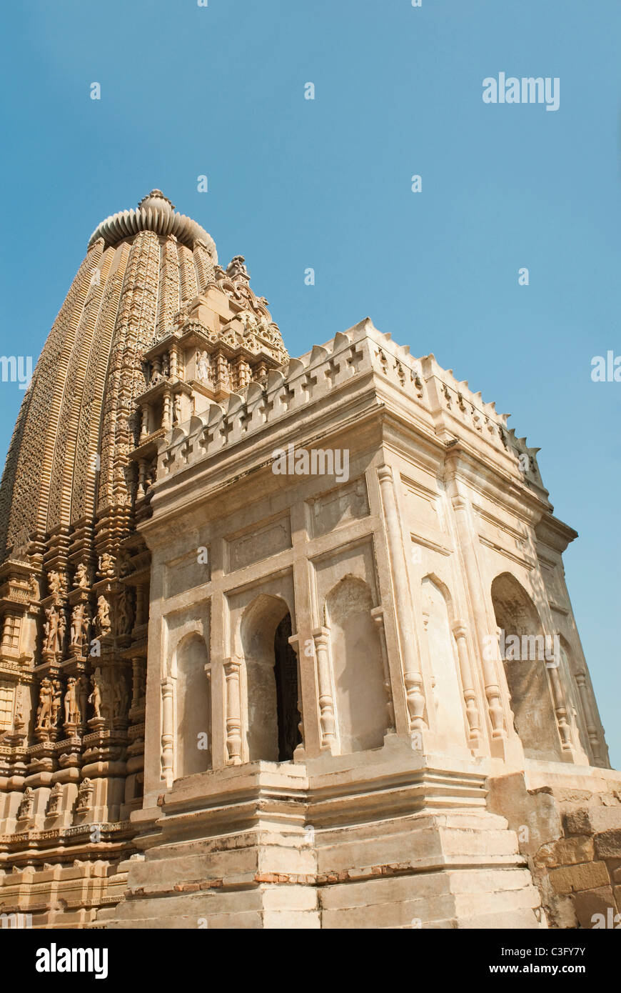 Low angle view of a temple, Temple d'Adinath, Khajuraho, District Chhatarpur, Madhya Pradesh, Inde Banque D'Images