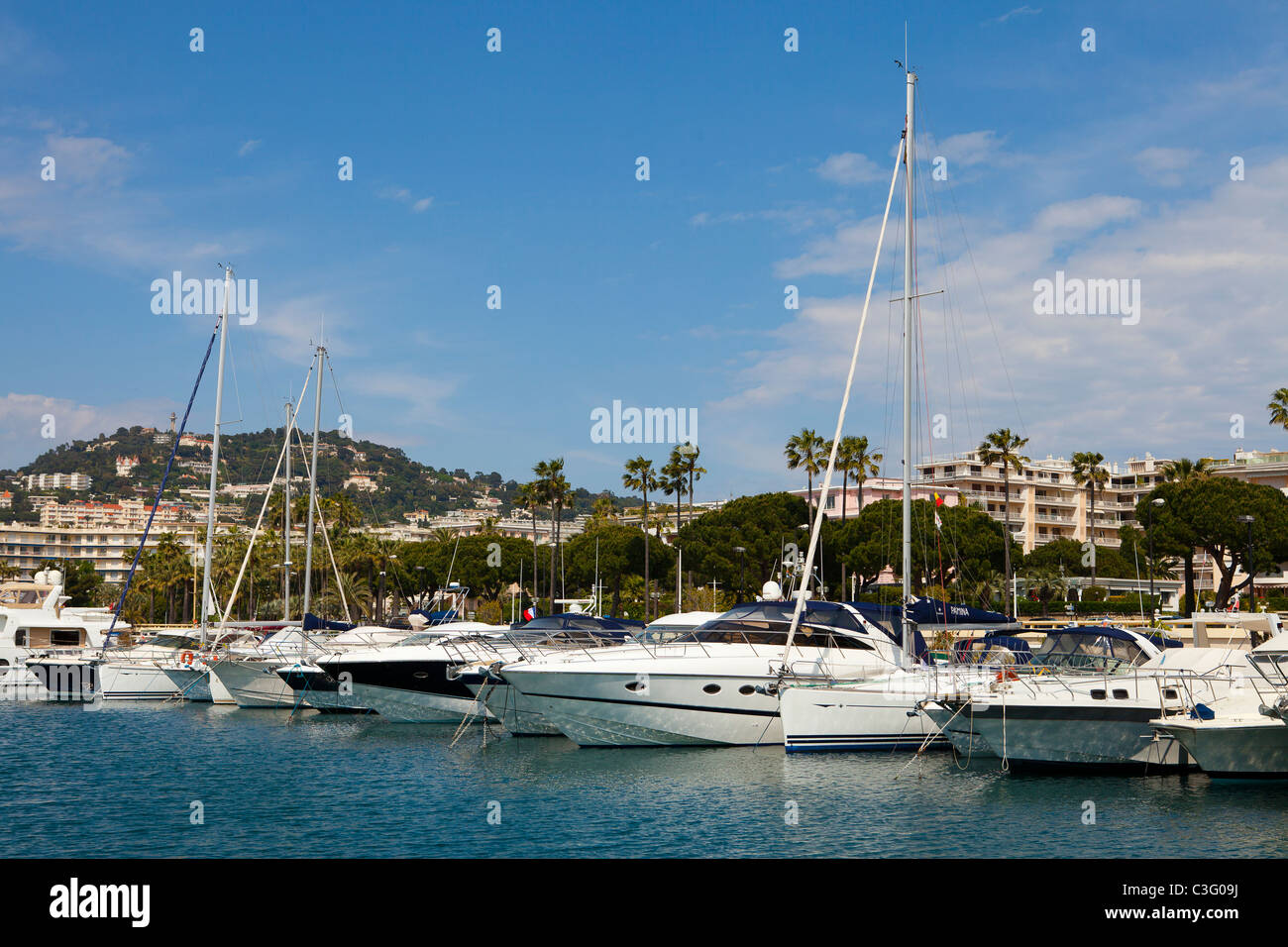 Vue sur Cannes de la marina, au sud de la France. Banque D'Images