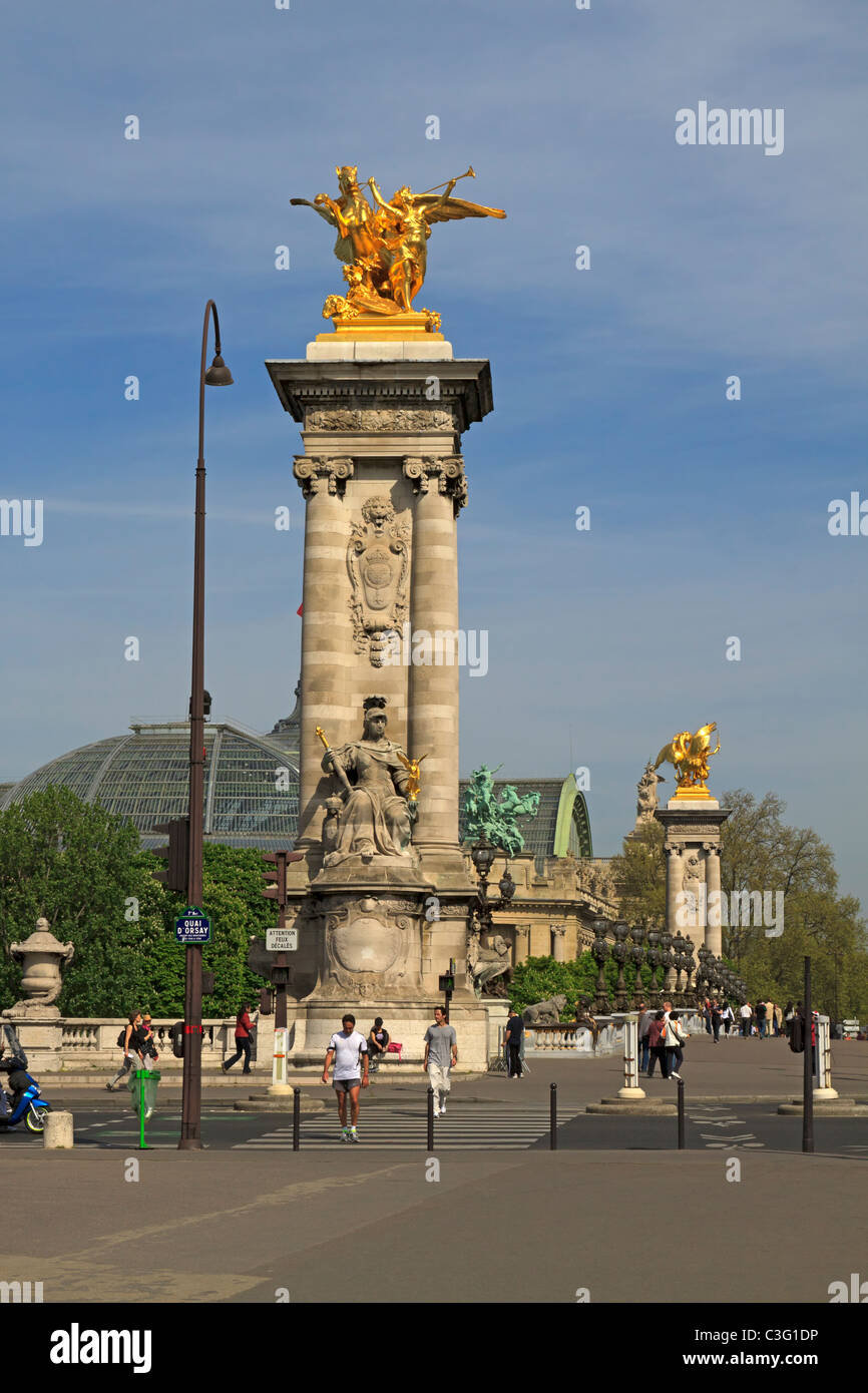 Le Pont Alexandre III, Paris, France à partir de la Rive Gauche. Le Grand Palais toit peut être vu dans l'bankground. Banque D'Images
