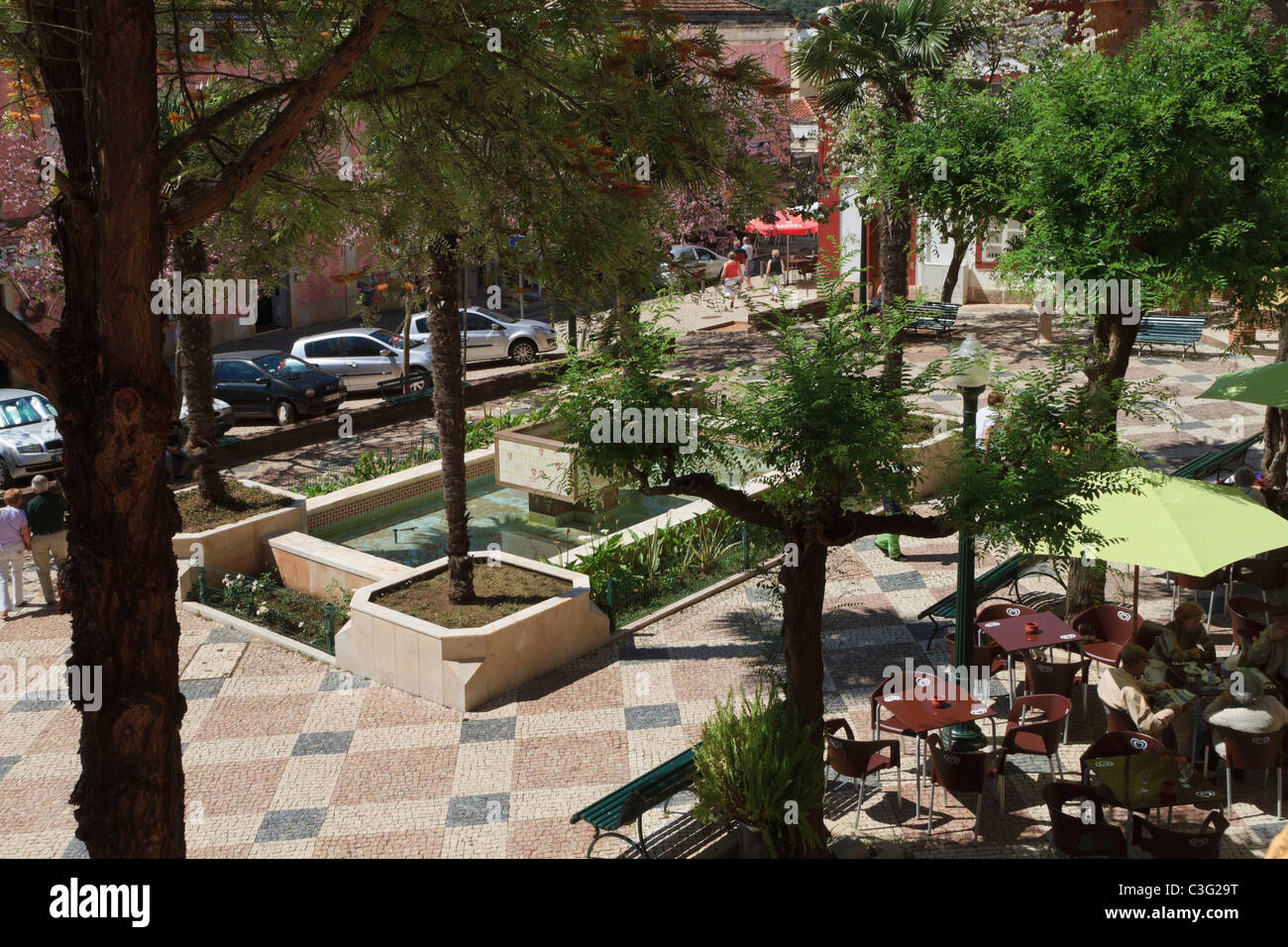 Silves Square Municipal, Algarve, Portugal. Place ombragée dans le centre de la ville avec des fontaines et des cafés. Banque D'Images