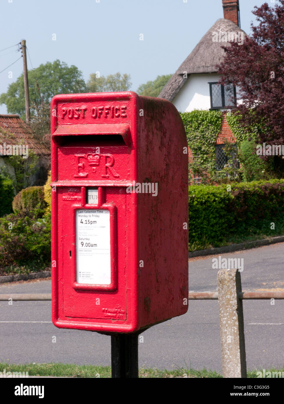 Old style post box dans le village de Finchingfield, Essex, UK Banque D'Images