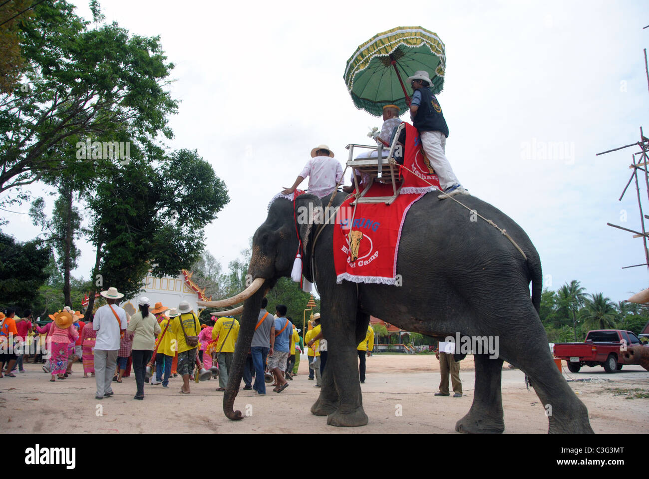 La Thaïlande, destination de vacances pour des températures tropicales, de l'alimentation, des mers et des personnes. Équitation un éléphant, Kao Lak Banque D'Images