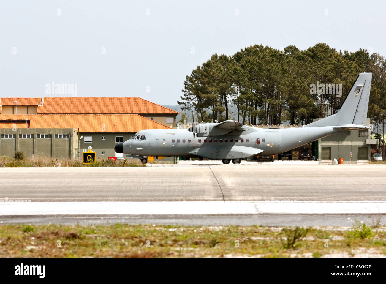 Eads CASA C-295 portugais sur la piste taxi. participant au dégel réel exercice de l'OTAN. Banque D'Images
