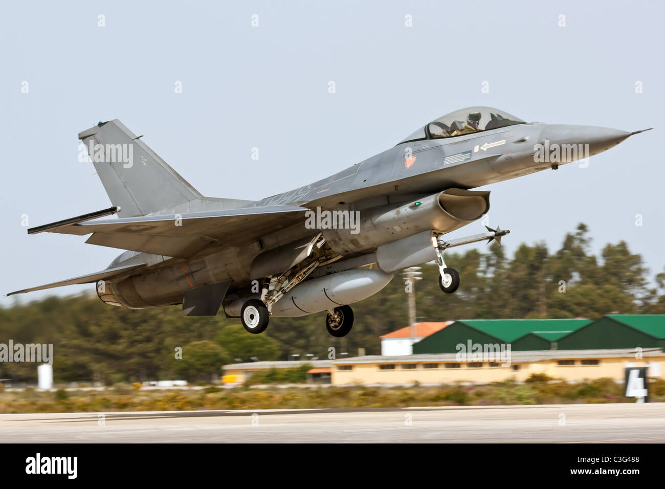 F-16 décollant de Monte Real, Portugal. participant à l'exercice OTAN dégel réel Banque D'Images