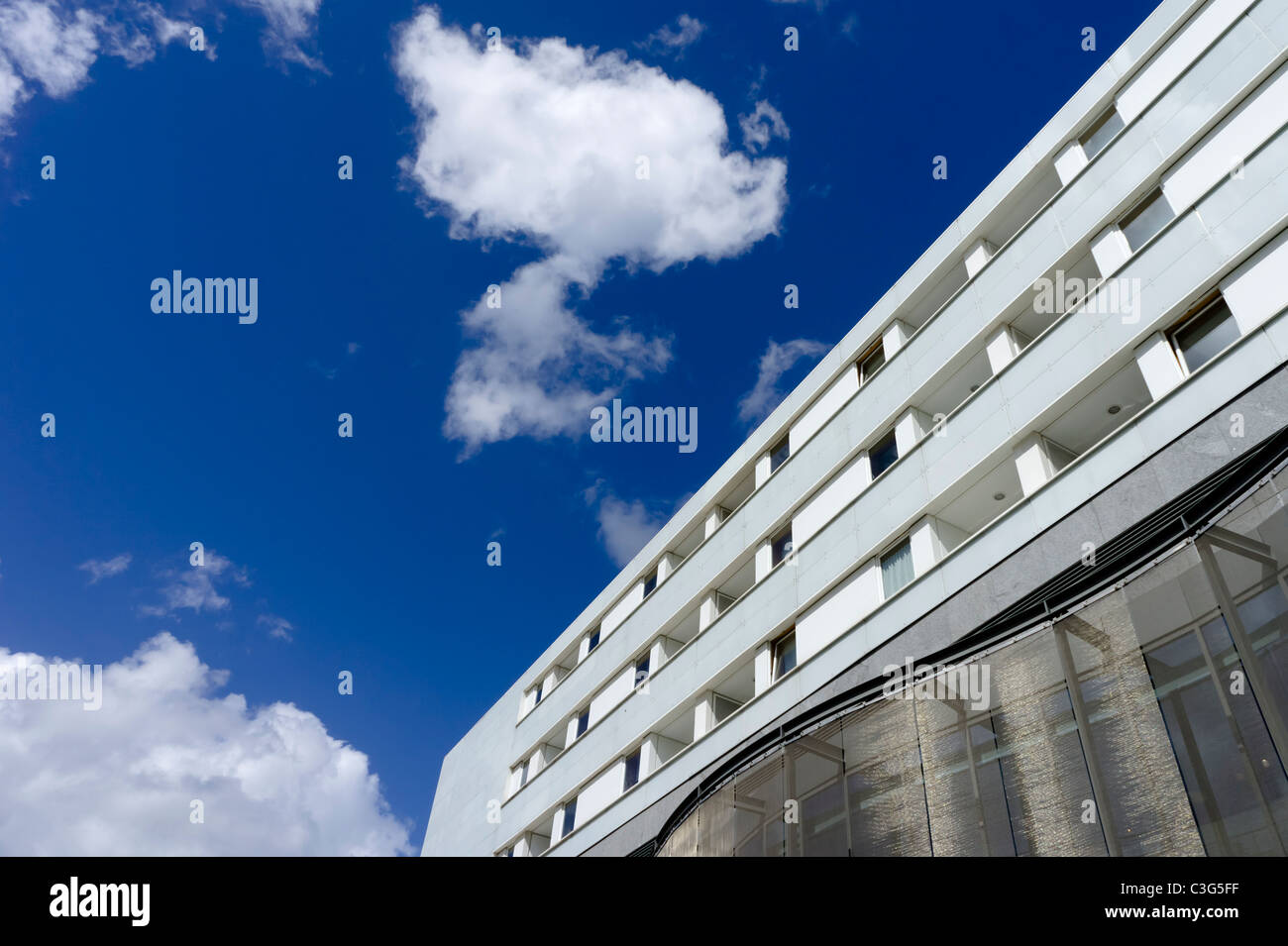 La façade de l'immeuble d'appartements moderne Banque D'Images