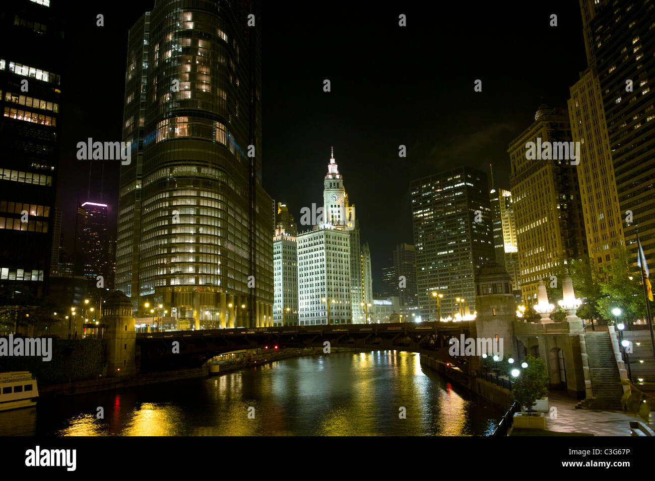 Wrigley Building et d'autres gratte-ciel, vu de la rivière Chicago dans le centre-ville de Chicago, Illinois. Banque D'Images