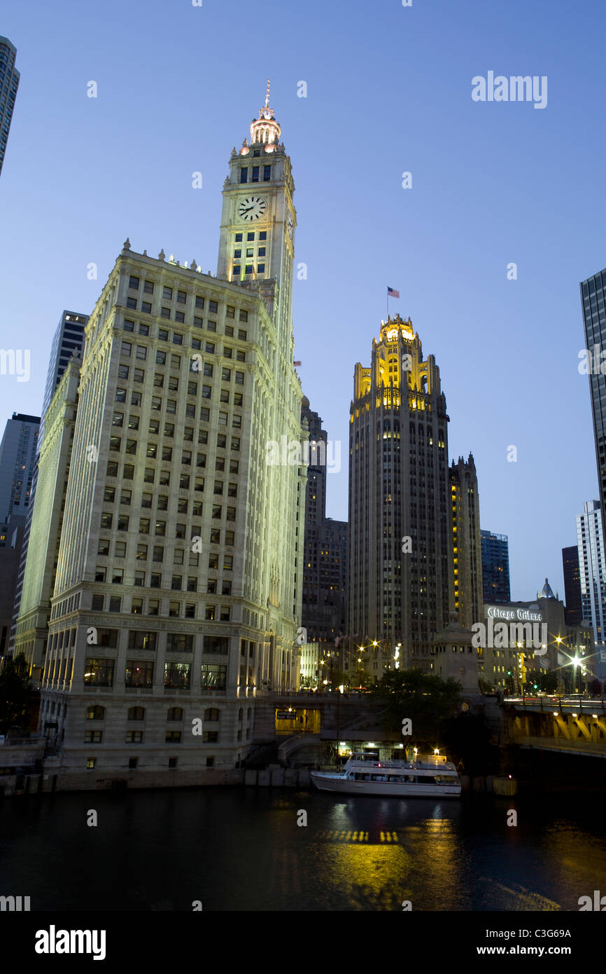 Vue sur le Wrigley Building et d'autres gratte-ciel, le long de la rivière Chicago à Chicago, Illinois. Banque D'Images