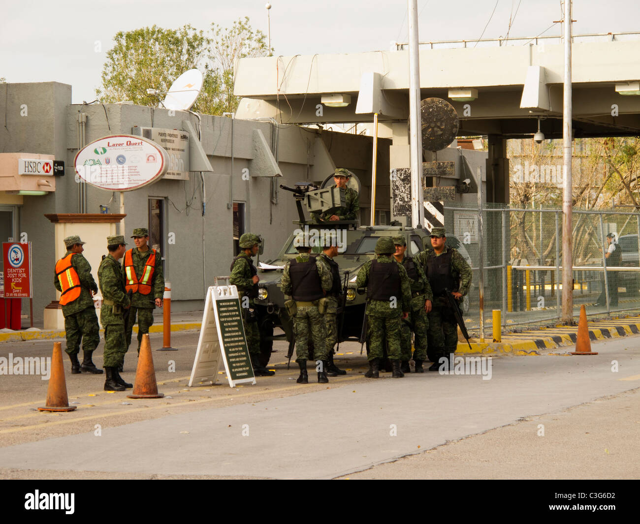 Des soldats mexicains armés montent la garde à l'entrée de la ville frontière Nuevo Progreso, Tamaulipas, Mexique. Banque D'Images