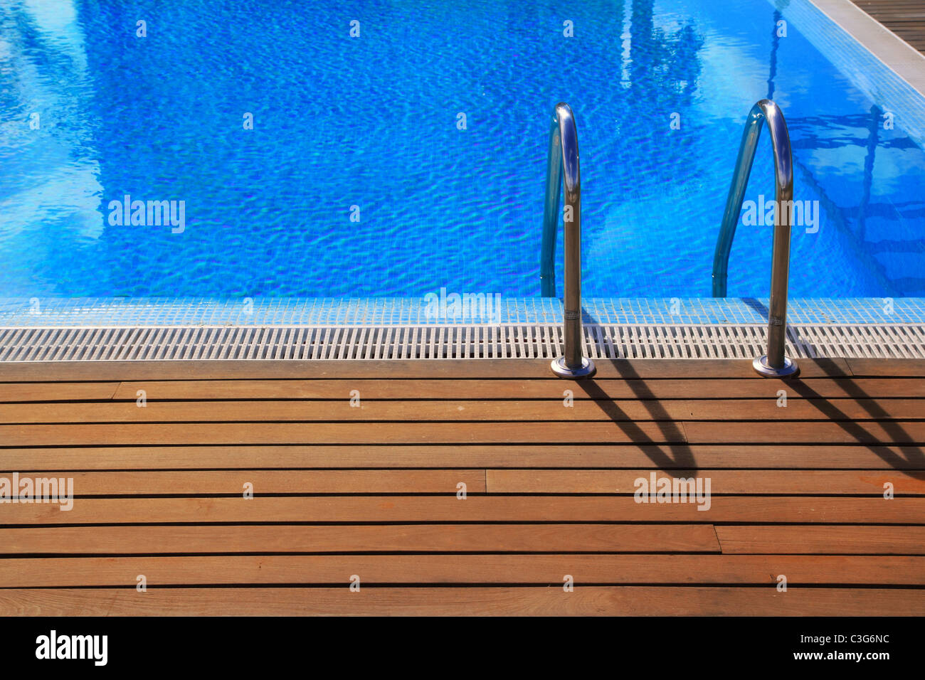 Blue piscine avec plancher en bois de teck vacances d'été à rayures Banque D'Images