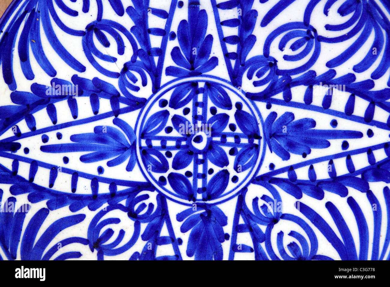 Plaque céramique peint en bleu de l'Espagne typique de formes Banque D'Images