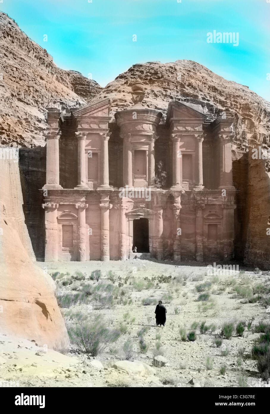 Teinté à la main vintage photo du Temple de Ed-Deir à partir de l'Ouest - Petra en Transjordanie. vers 1910 Banque D'Images