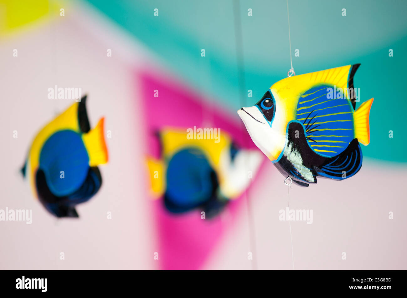 Les poissons colorés hanging wooden mobile. UK Banque D'Images