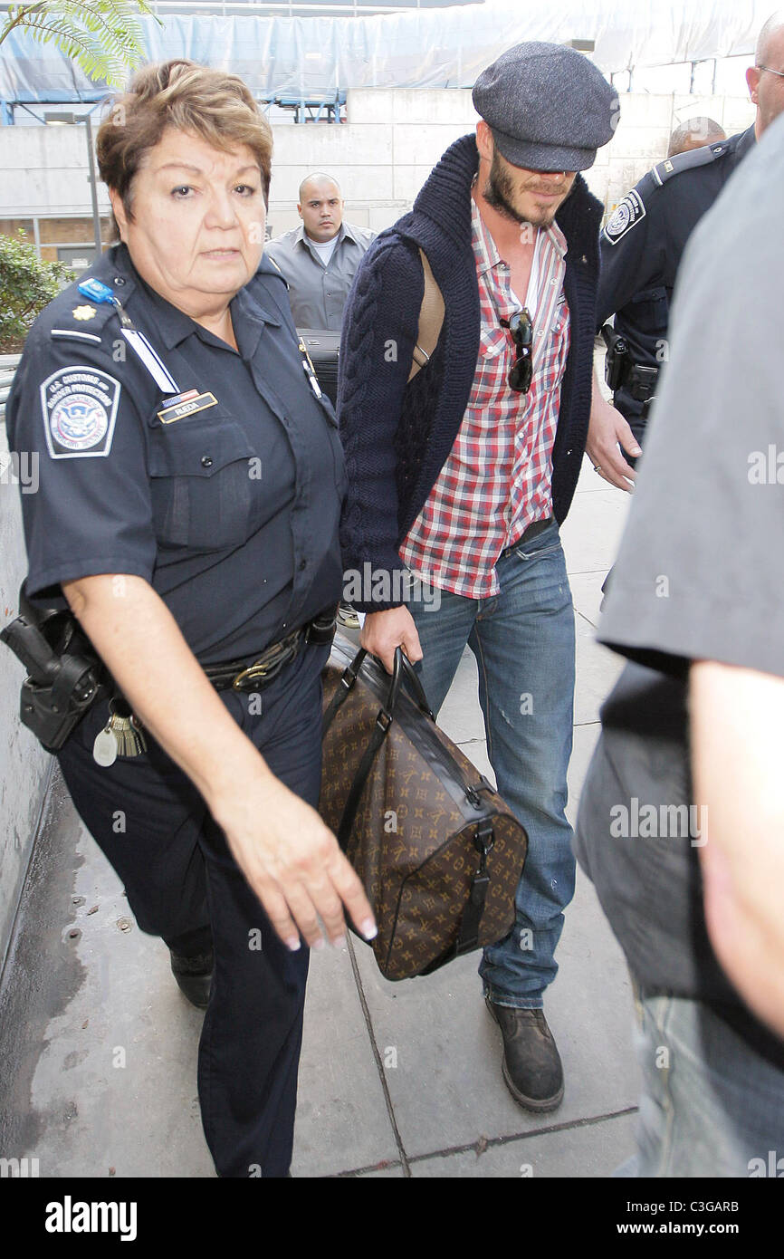 David Beckham, portant son sac de voyage Louis Vuitton, bénéficie d'une  escorte policière, comme il arrive à l'aéroport de LAX British Airways  Photo Stock - Alamy