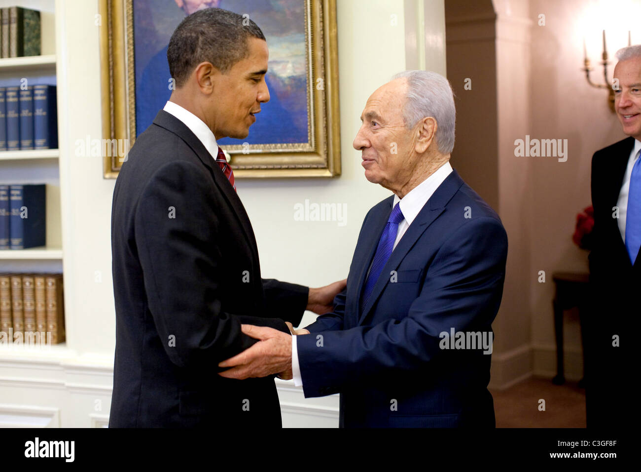 Le président Barack Obama se félicite le président israélien Shimon Peres dans le bureau ovale à Washington DC, USA - 05.05.09 White House Banque D'Images
