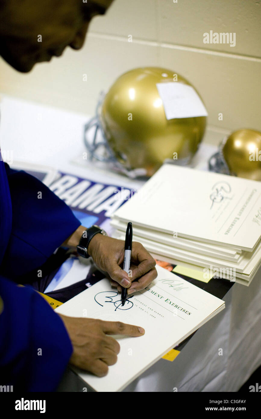 Le président Barack Obama signe University of Notre Dame début books et souvenirs avant son commencement Notre adresse Banque D'Images