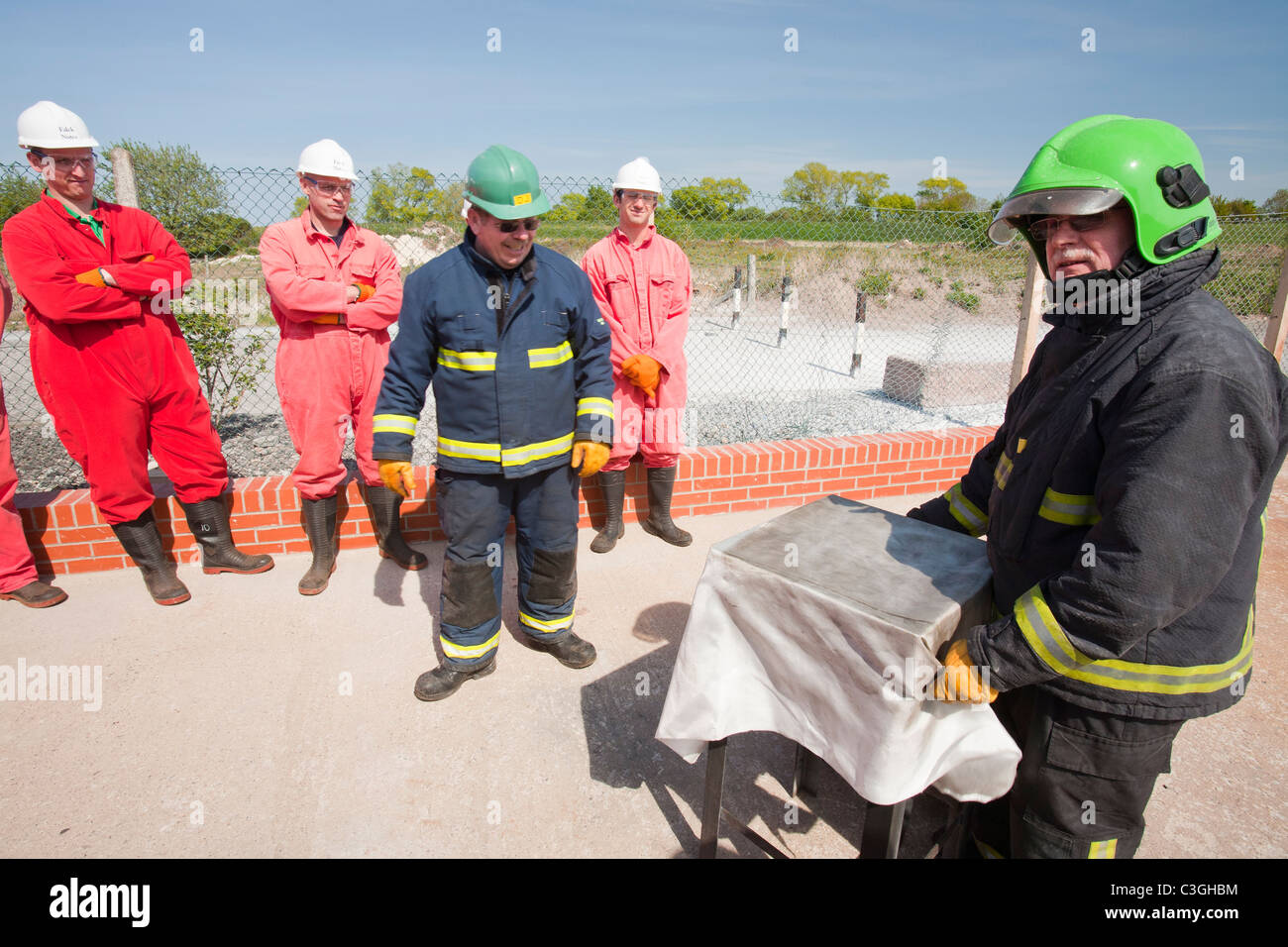 Les travailleurs de l'industrie offshore pratique la lutte contre l'incendie dans le cadre d'un cours de formation de l'industrie, Banque D'Images