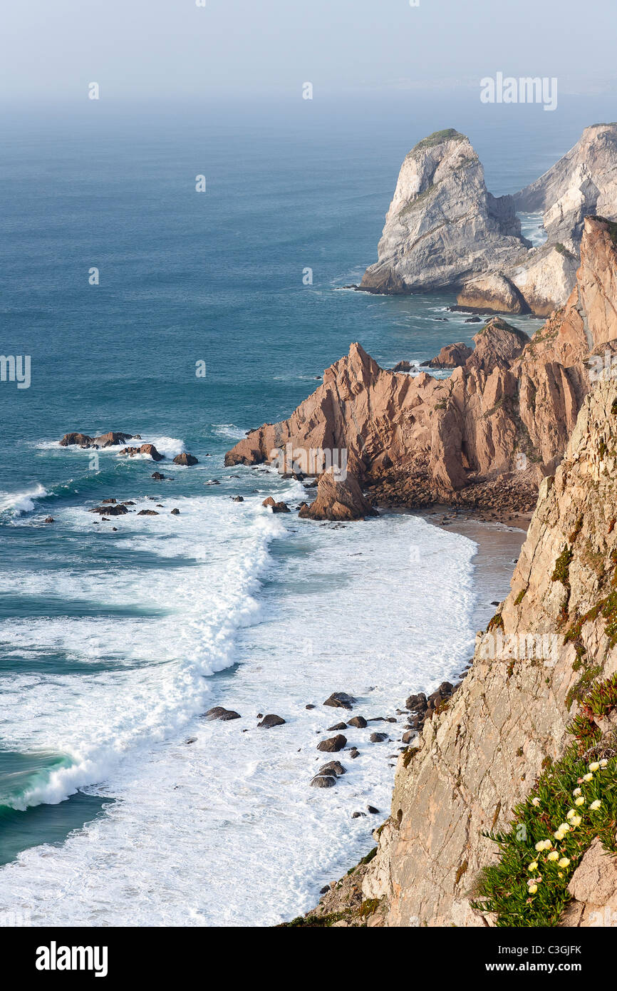 Falaise et les vagues de l'océan dans la région de Cabo da Roca, au Portugal Banque D'Images