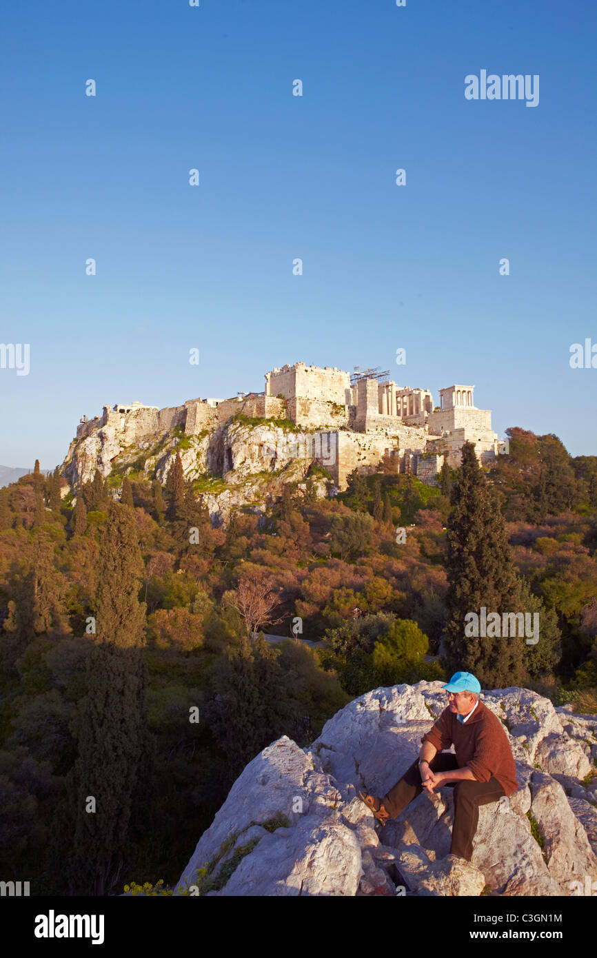 Man admiring view sur l'Aréopage hill, Athènes Banque D'Images