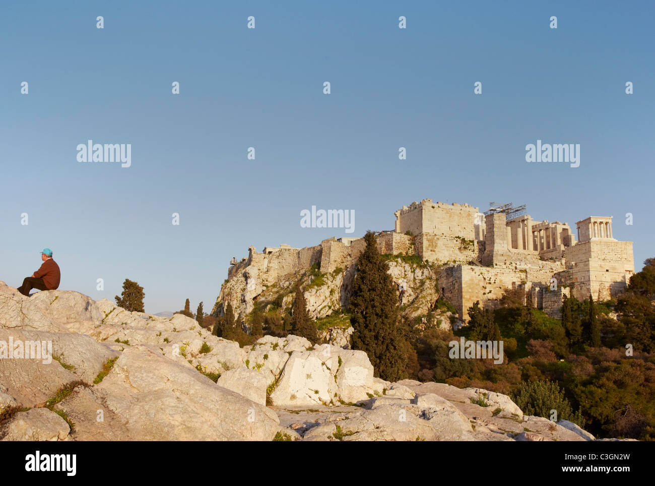 Les gens admiring view sur l'Aréopage hill, Athènes Banque D'Images