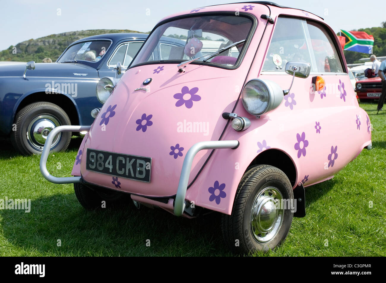 Le pouvoir des fleurs funky UNE BULLE BMW Isetta Voiture en clair Banque D'Images