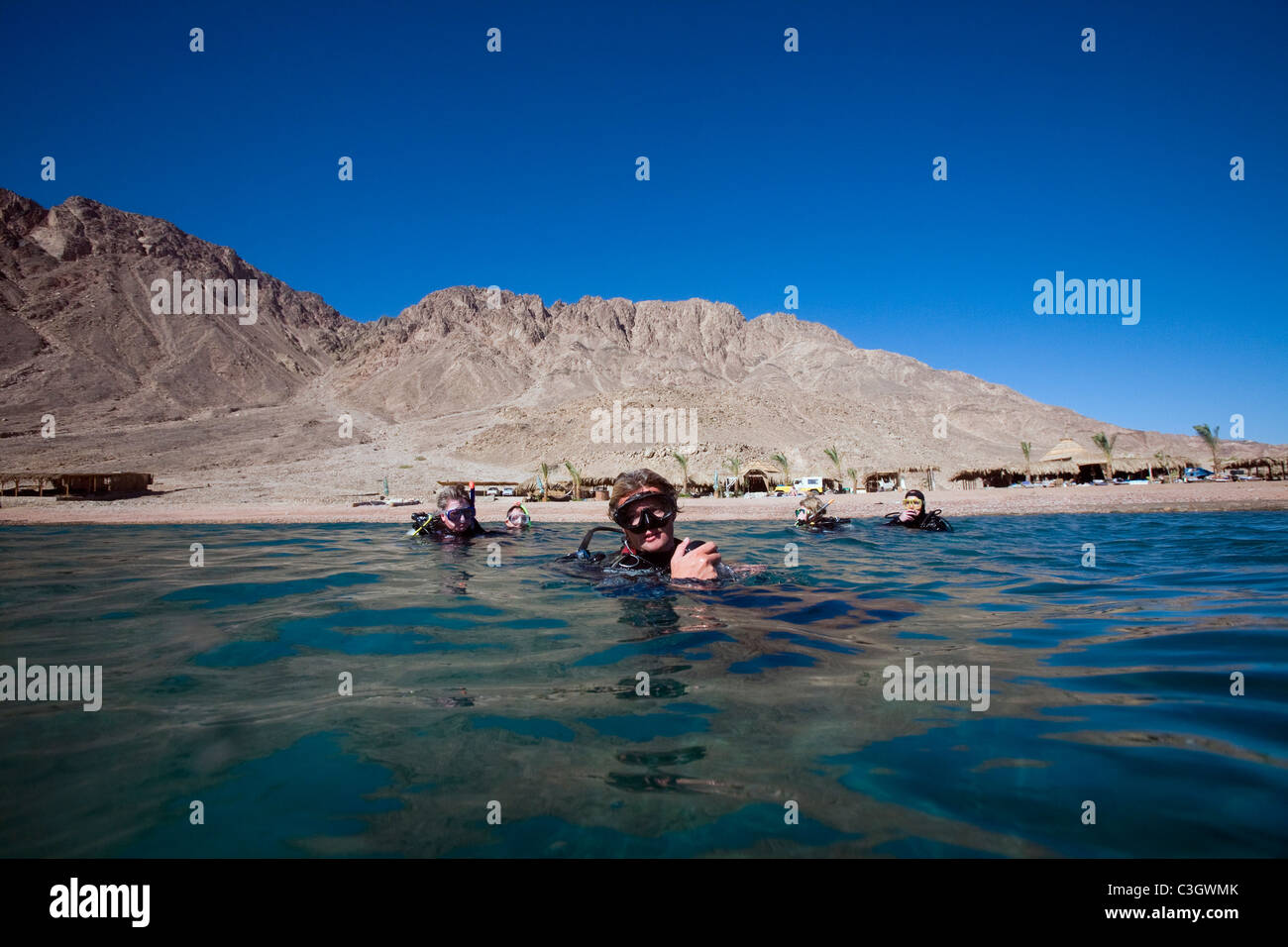 Plongeurs à la surface de la mer Rouge, Hurghada, Egypte Banque D'Images