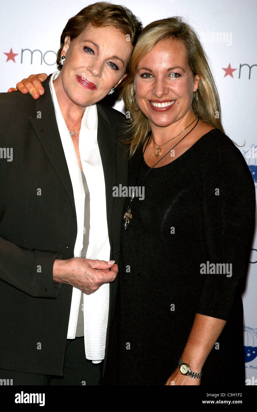Julie Andrews et Emma Walton Hamilton promouvoir "Julie Andrews" Recueil de poèmes, chansons et berceuses' chez Macy's Herald Banque D'Images