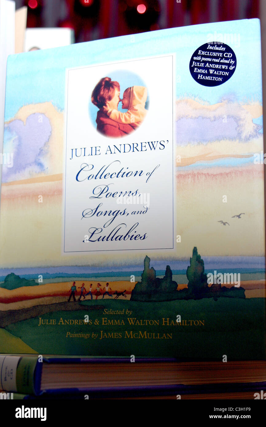 Atmosphère Julie Andrews et Emma Walton Hamilton promouvoir "Julie Andrews" Recueil de poèmes, chansons et berceuses' chez Macy's Banque D'Images