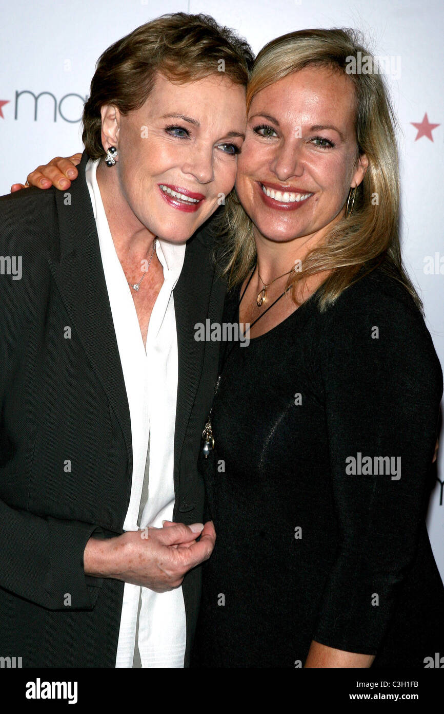 Julie Andrews et Emma Walton Hamilton promouvoir "Julie Andrews" Recueil de poèmes, chansons et berceuses' chez Macy's Herald Banque D'Images