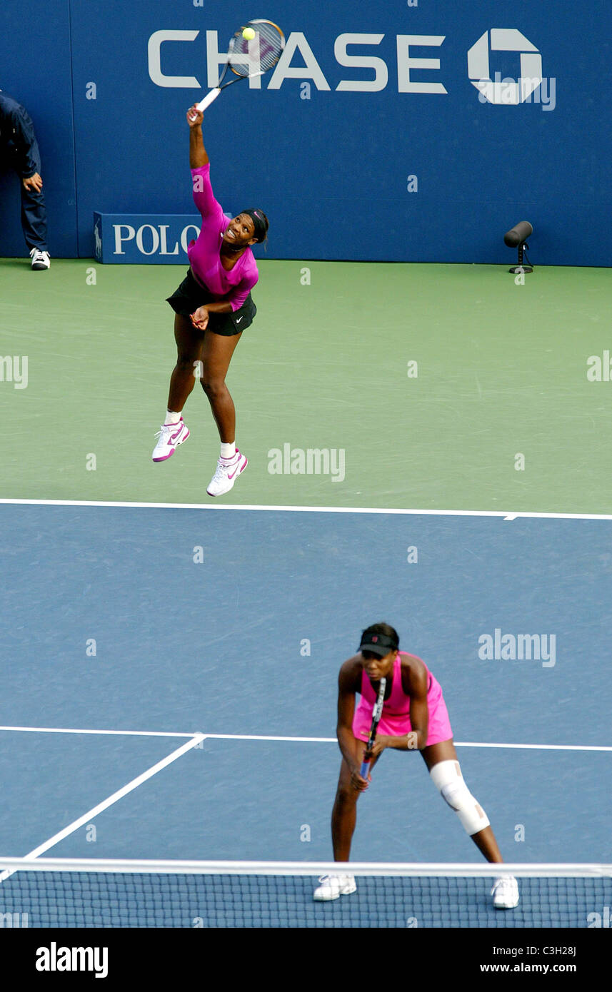 Serena Williams et Venus Williams, de l'action en pendant leur match de double contre Jie Zheng et Zi Yan de Banque D'Images