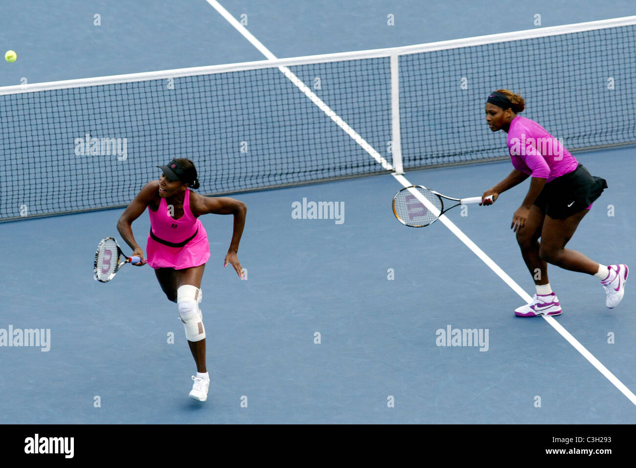 Serena Williams et Venus Williams, de l'action en pendant leur match de double contre Jie Zheng et Zi Yan de Banque D'Images