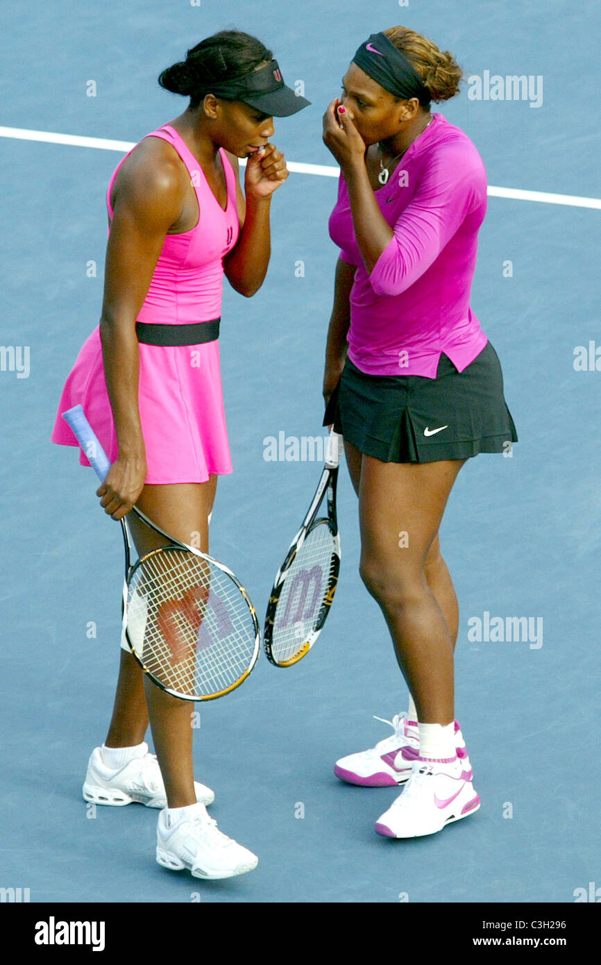 Serena Williams et Venus Williams, de l'action en pendant leur match de double contre Jie Zheng et Zi Yan de Banque D'Images