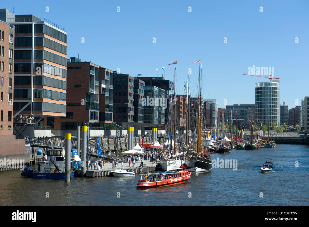 Bureau d'Sandtorkai blocs et le Traditionnel Ship Harbour, c.-à-d Traditionsschiffhafen à HafenCity Hamburg,. Banque D'Images