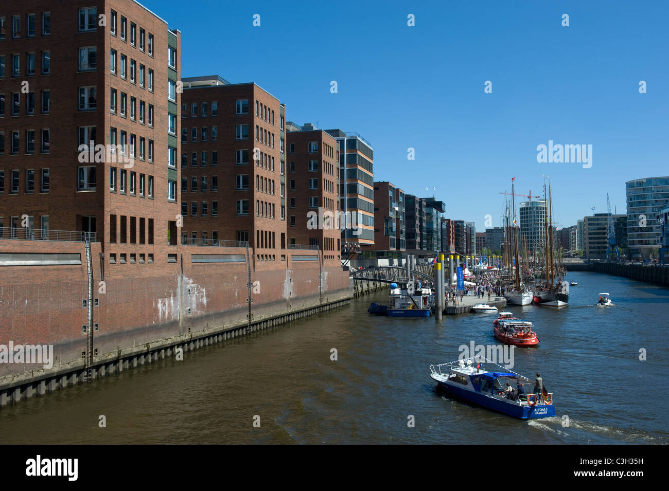 Les blocs de bureau Sandtorkai et le traditionnel Ship Harbour à HafenCity Hambourg en Allemagne Banque D'Images
