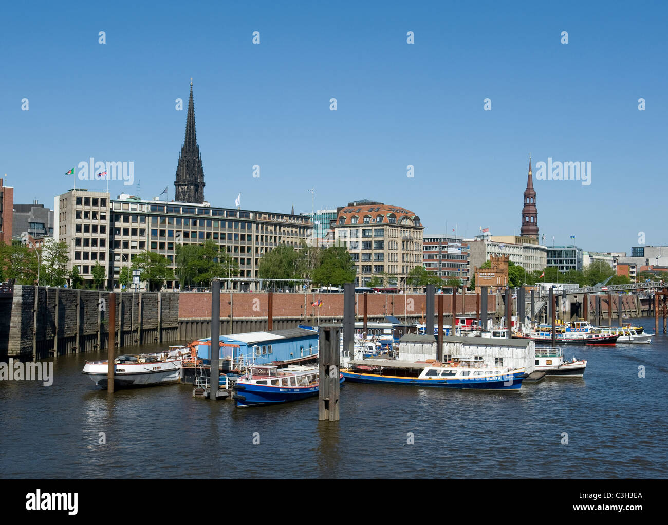 L'église Saint Nicolas, St Katharinen church et port douanier vue de l'ancien entrepôt Speicherstadt du district à Hambourg Banque D'Images