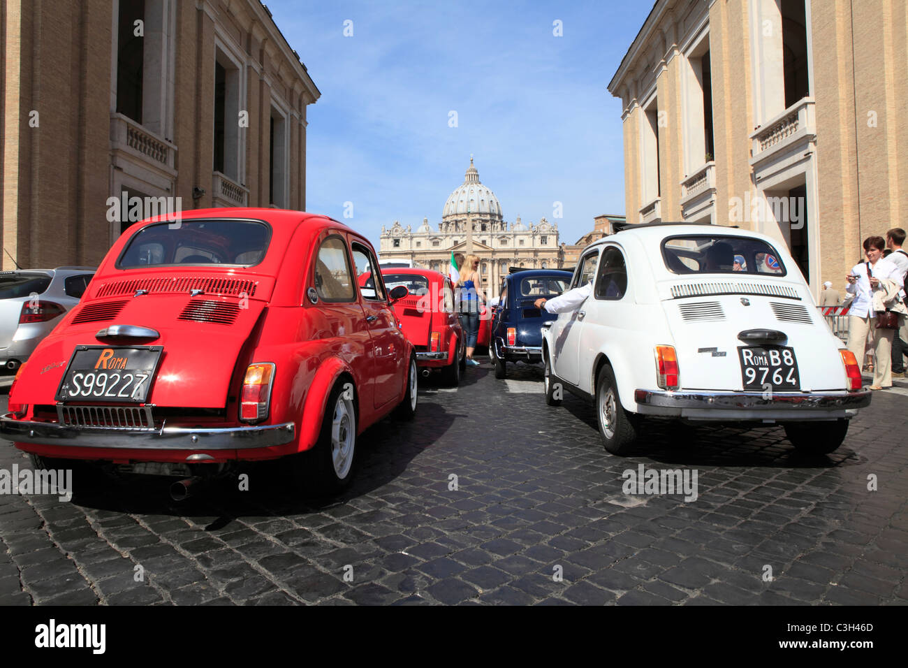 Fiat 500 dans la ligne en face de la Basilique Saint Pierre Banque D'Images