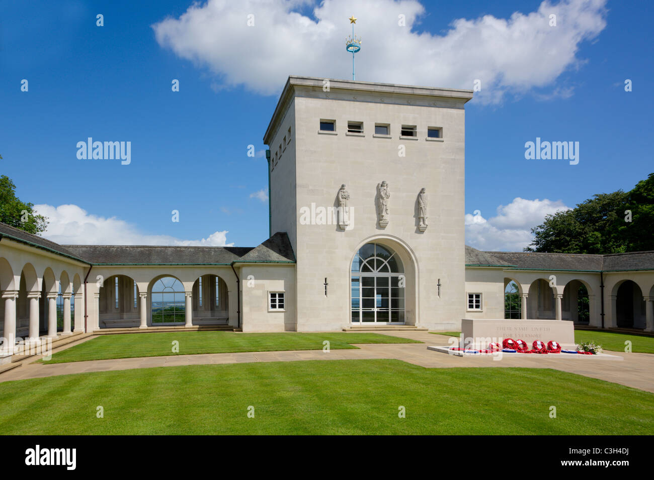 Les forces de l'air Runnymede Memorial - voir l'ensemble du cloître à Chapelle / tour de contrôle & pierre du Souvenir et des guirlandes et fleurs Banque D'Images