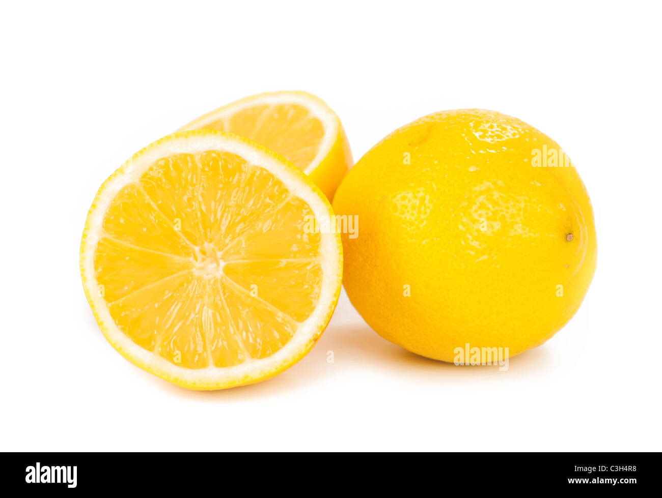 Gros plan du demi-citron et un bien-être sur fond blanc Banque D'Images