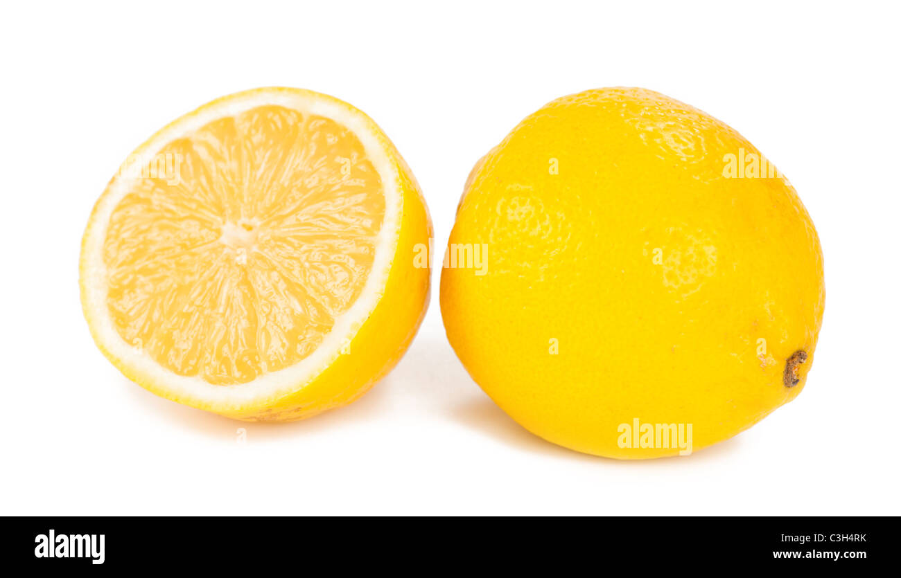 Gros plan du demi-citron et un bien-être sur fond blanc Banque D'Images