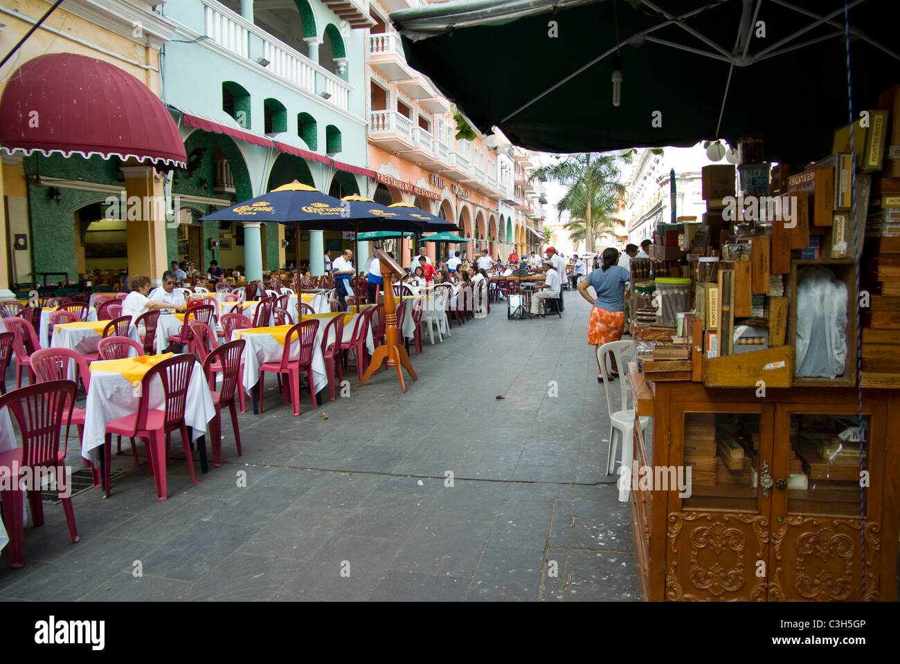 Le Mexique. La ville de Veracruz, scène de rue à partir de la Place Zocalo. Banque D'Images