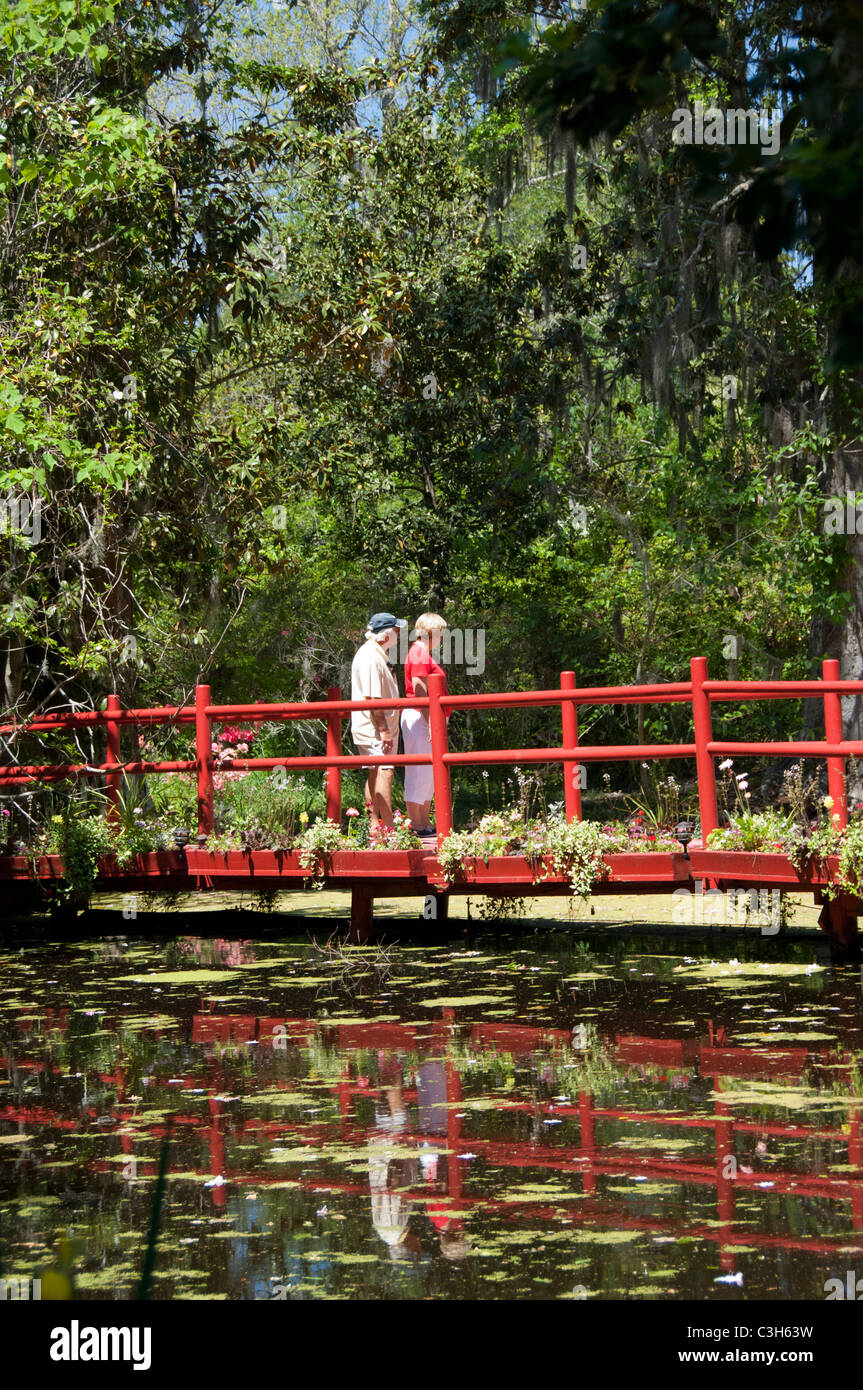 Caroline du sud, Charleston, Magnolia Plantation & Jardins. Pont de jardin rouge. Banque D'Images