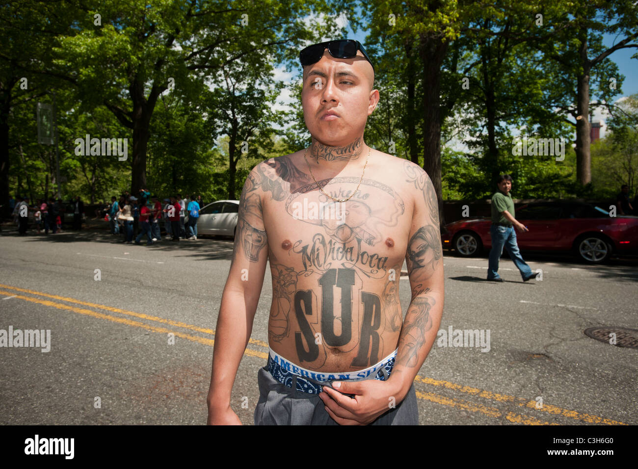 Les membres du club de vélo vie brun montrer leurs tatouages dans le défilé de Cinco de Mayo Banque D'Images