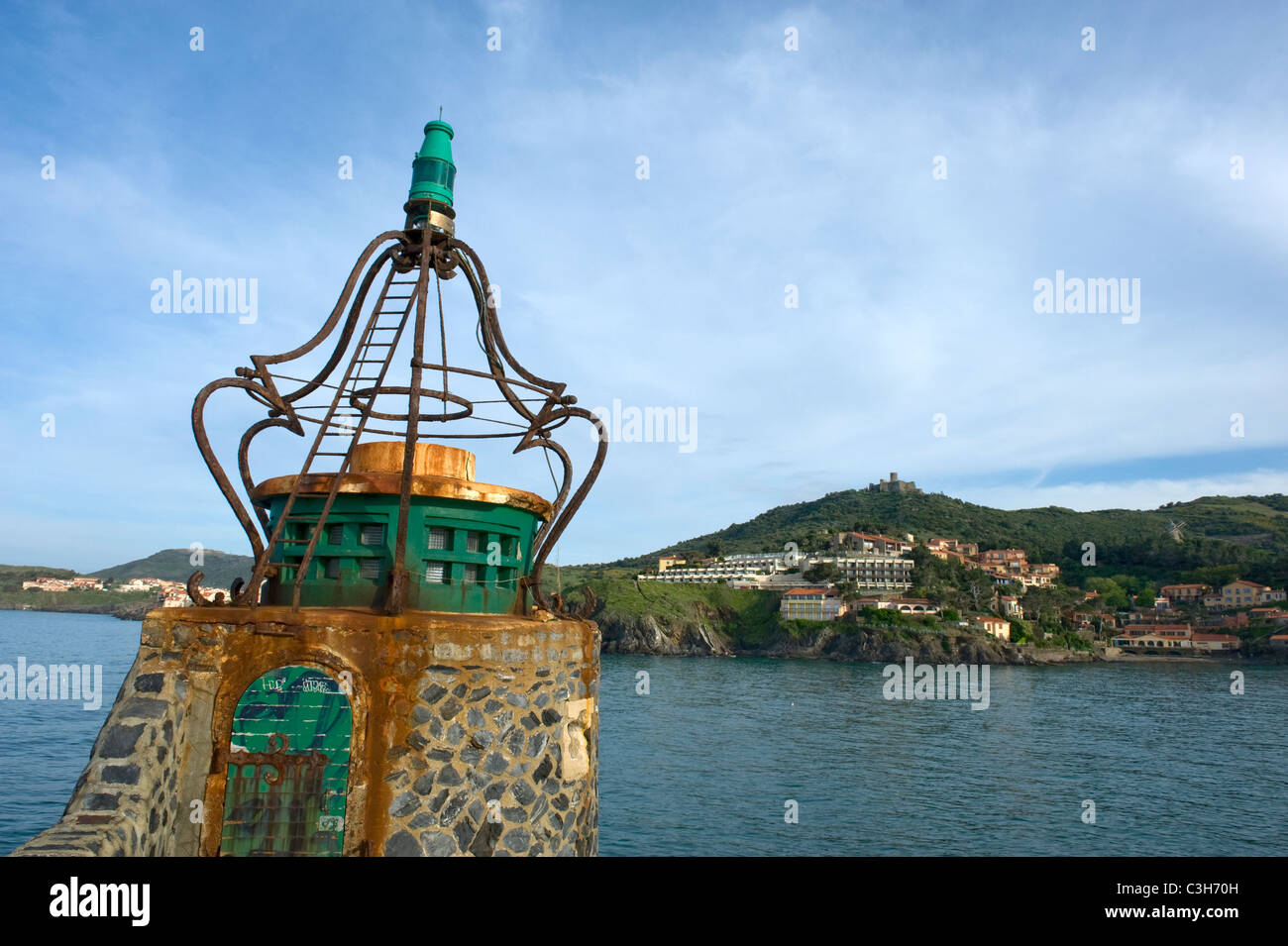 L'ancien feu de signalisation à l'entrée du port de Collioure sur la Côte Vermeille dans les Pyrénées-Orientales de l'Occitanie, France Banque D'Images