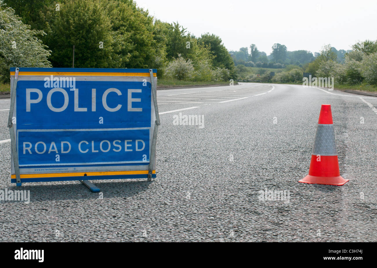 Bleu Gendarmerie Road Closed Sign avec Bollard sur route goudronnée Banque D'Images