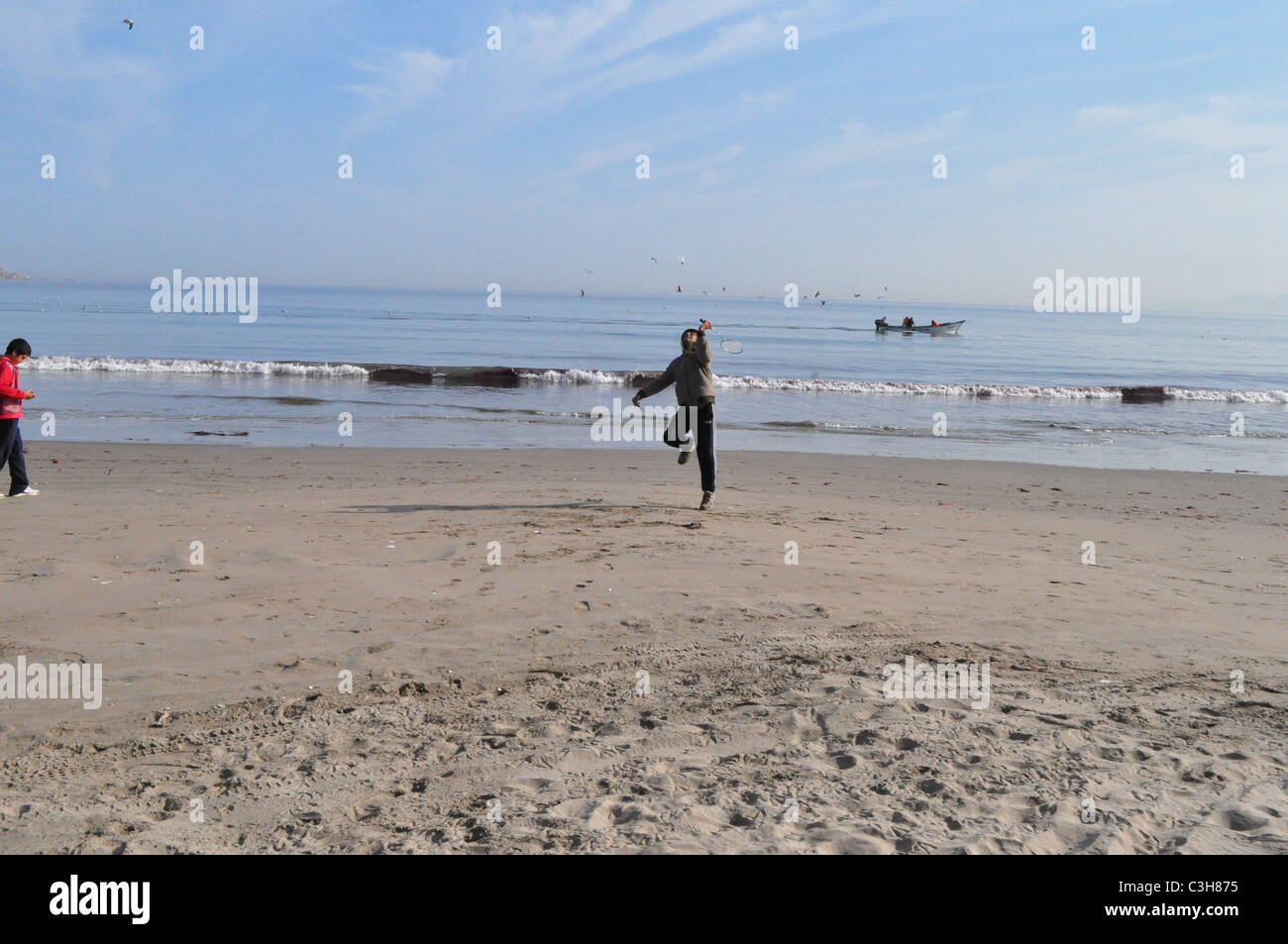 Jouer au badminton sur la mer Banque D'Images