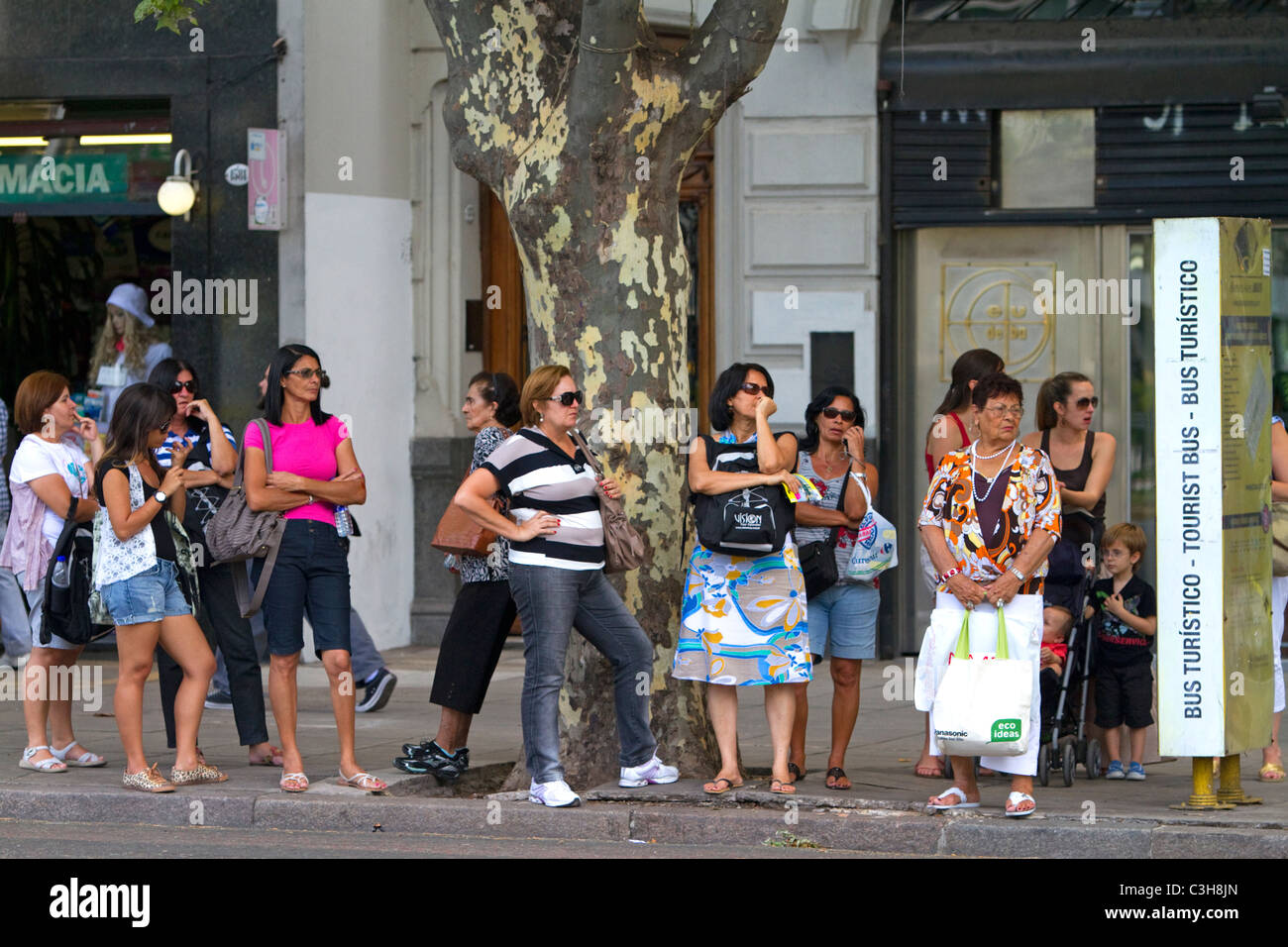 Les gens attendent à un arrêt d'autobus à Buenos Aires, Argentine. Banque D'Images