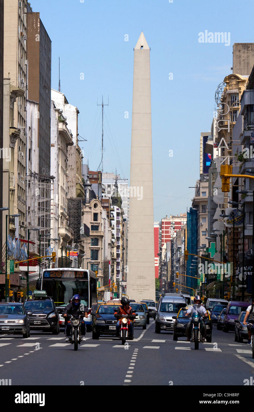 Avenida Corrientes et l'obélisque de Buenos Aires, Argentine. Banque D'Images