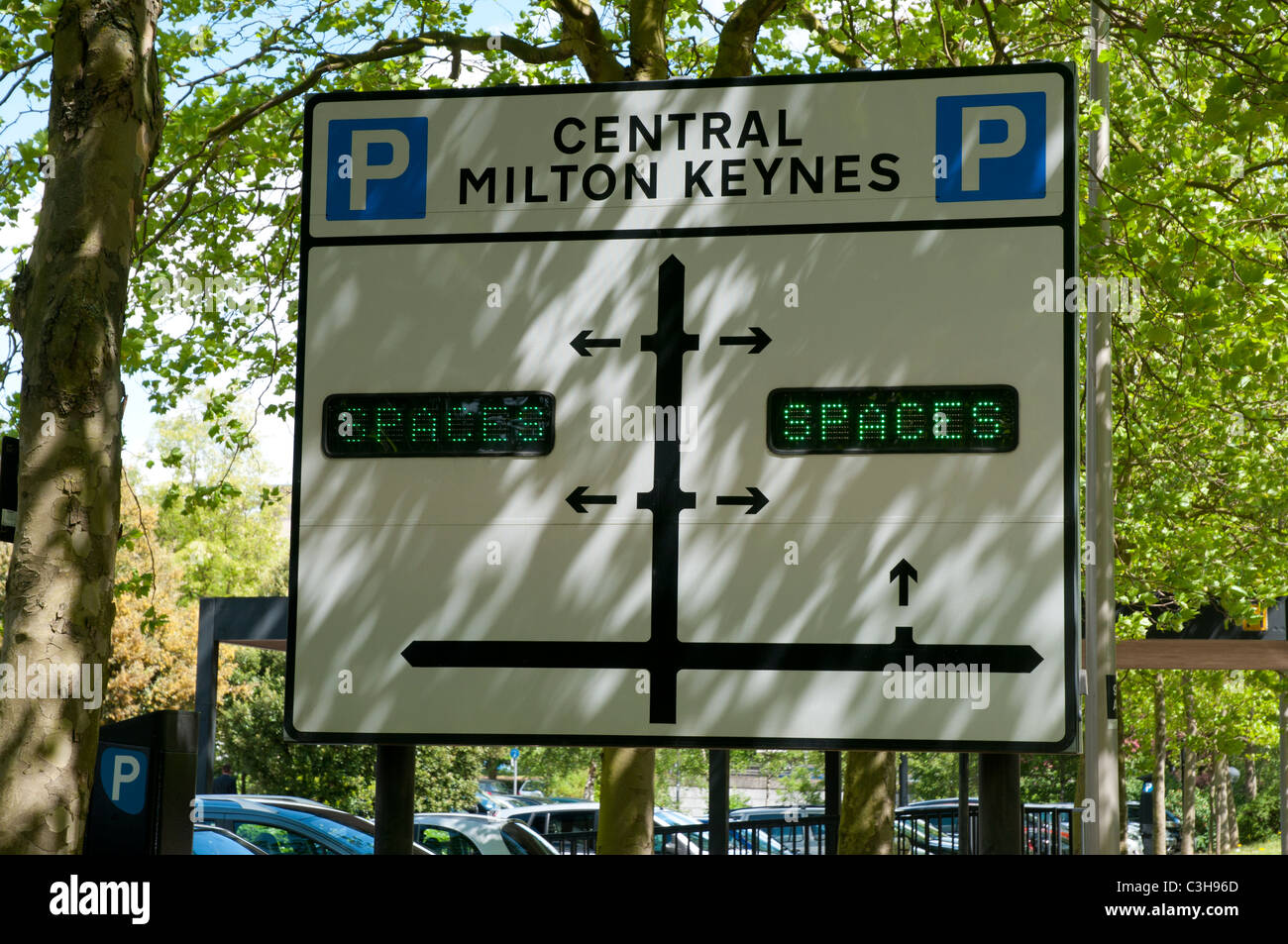 Milton Keynes Central Parking Road Sign Banque D'Images