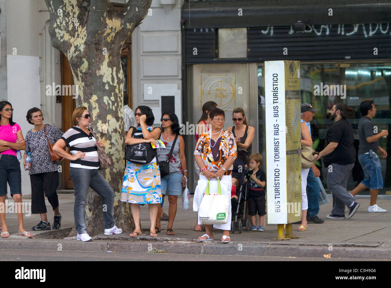 Les gens attendent à un arrêt d'autobus à Buenos Aires, Argentine. Banque D'Images