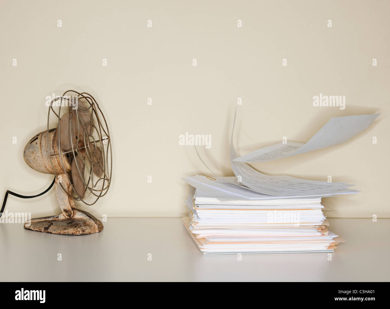 Ventilateur électrique soufflant sur heap de documents Banque D'Images