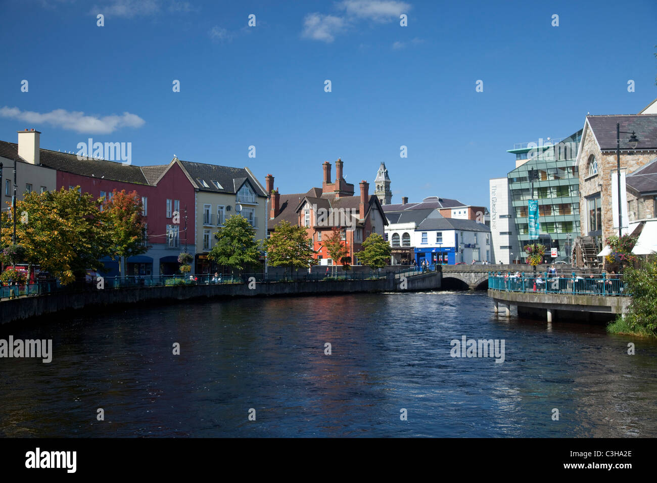 Du centre-ville de Sligo le long de la rivière Garavogue River, comté de Sligo, Irlande. Banque D'Images